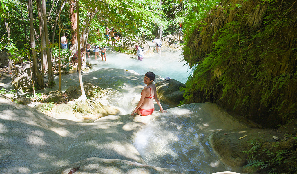 Ở mỗi tầng của thác Erawan(Kanchanaburi) đều cho phép tắm và nước rất xanh