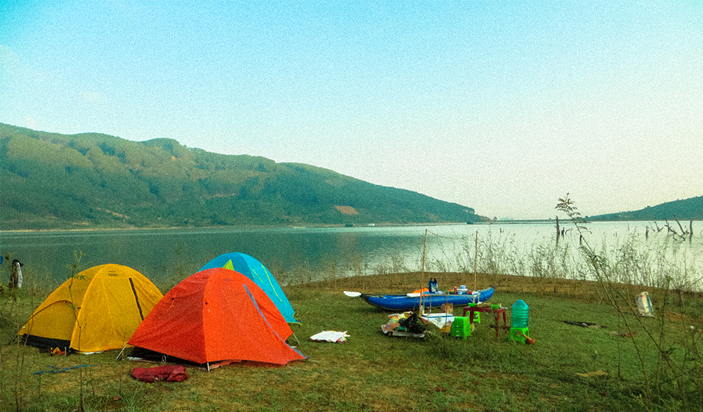 Quang cảnh cắm trại trên hồ Kala buổi sáng sớm