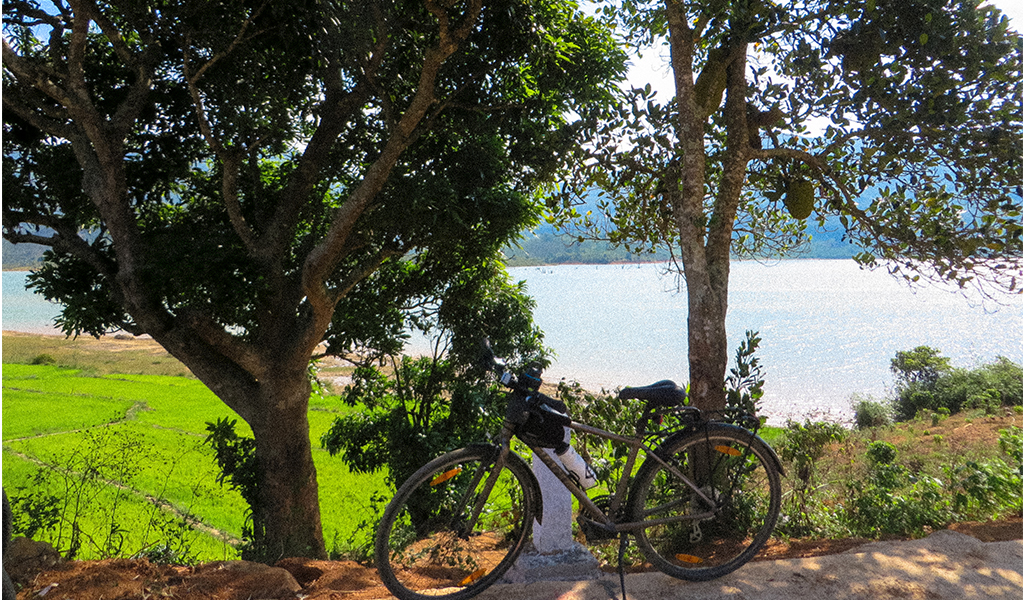 Nghỉ giữa chặng trên đường đạp xe loanh quanh hồ Kala 